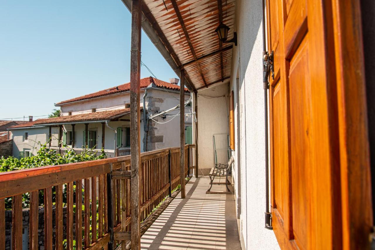Apartma Na Skdnu Dutovlje Exterior photo